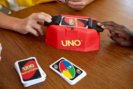 UNO Showdown Card Game Shedding