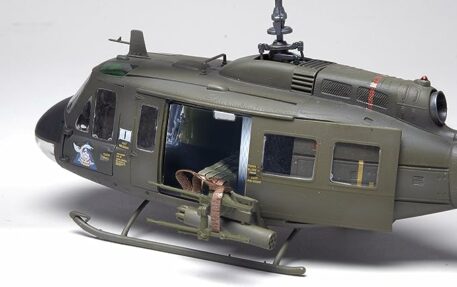 1:32 UH-1D Huey Gunship Model